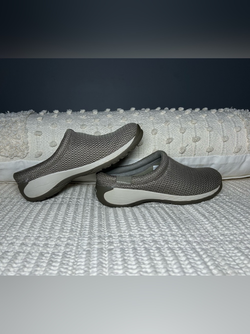 Merrell Women’s Encore Breeze Q2 Slides- Dark Gray with Light Gray Accents